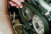Поворачивая ролик, ослабляем натяжение ремня и снимаем заднюю его ветвь с зубчатого шкива выпускного распредвала