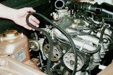 Снять ремень с зубчатых шкивов коленчатого и выпускного распредвалов и опорного ролика