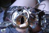 вытащить колпачок внутри отражателя фары ваз 2110 бош