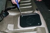 откручиваем 2 винта крепления крышки бензонасоса